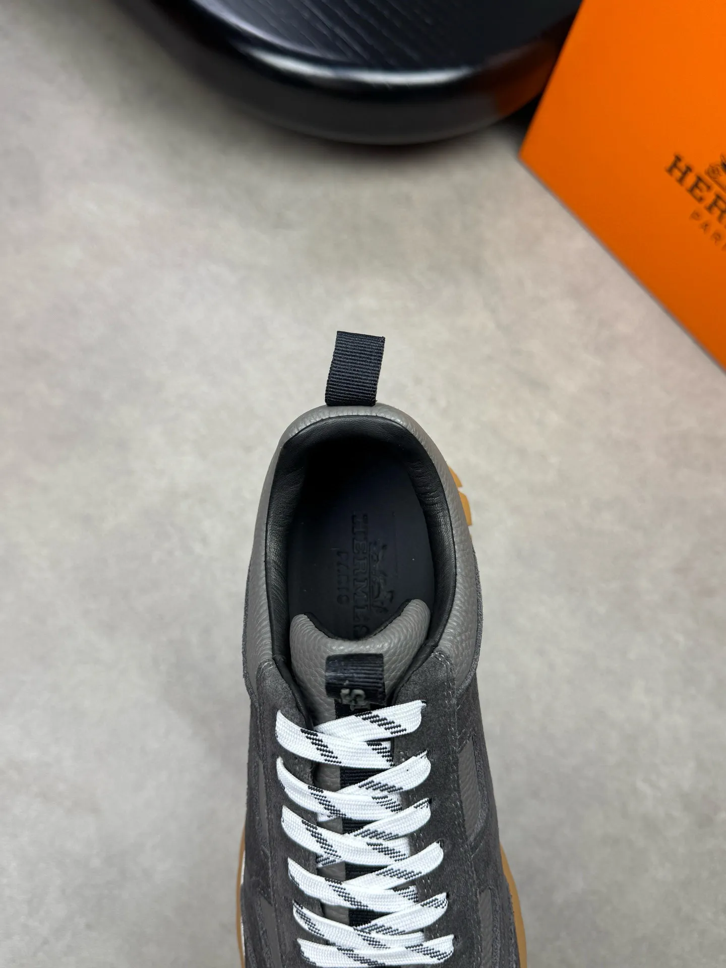 [HERMES] Hermes men's shoes 💰: 800💰 - High-end quality original items 🔍🔍🔍 casual sports shoes - Upper: 🔝 pebbled calfskin, suede calfskin, shoe body forged ´H´ totem, tongue webbing injection molded brand logo - Lining: brand canvas, foot pads; water-dyed cowhide -Outsole: Ultra-light T men's shoes 💰U foam; two-color molded outsole -Ultra-high quality control and fine workmanship: highlighted (high-end, extravagance, grade) -Size: 38-44 (45, can be customized)